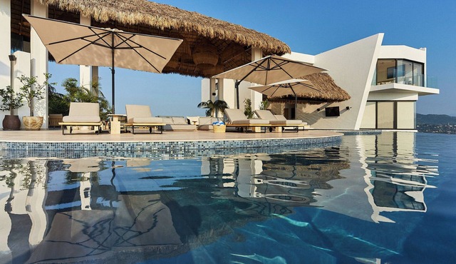 7-bedroom villa in delightful Manzanillo with WiFi, AC. Start your vacation now