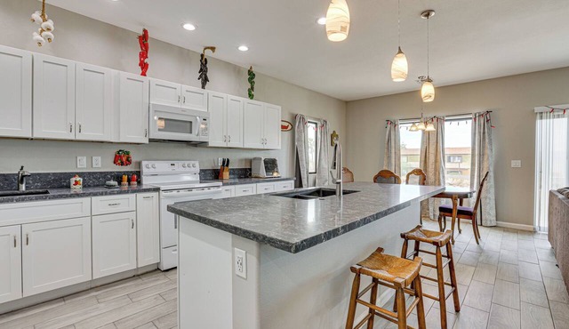7 Mi to Golf: Mtn-view Retreat in Bullhead City