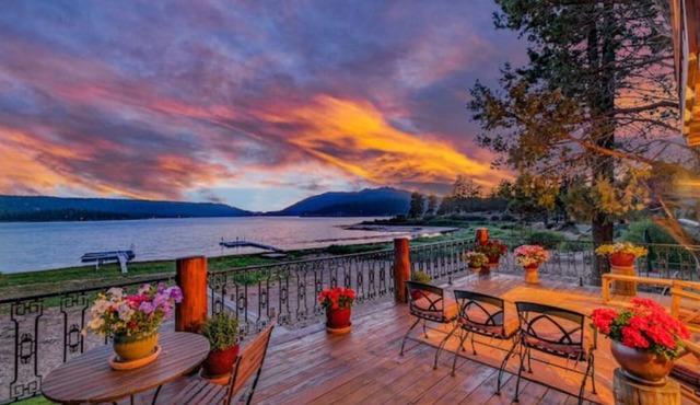 8 Bedroom/20 Beds, 6000 SQFT Log Cabin- Game Room, Golf, Lakefront with Dock