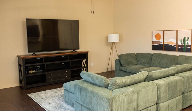 8 beds-Cozy East Yuma Home