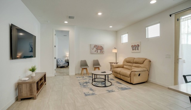 9 Mi to Westgate: WFH-Friendly Apt in Tolleson!