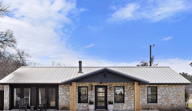 A beautiful and functional central Texas hideaway with large outdoor deck in Blanco