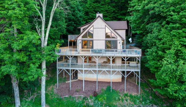 A Big View Great Seven Devils home beautiful decor great views hot tub in Seven Devils