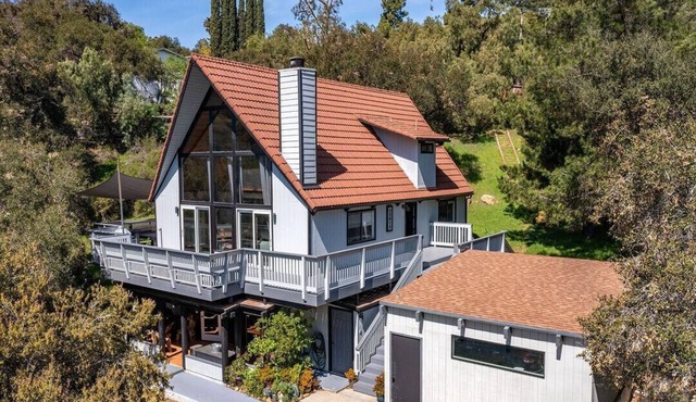 A-frame stunner, wrap around decks, 4 miles to the beach, 5 bed, 3 bath, 2 kit