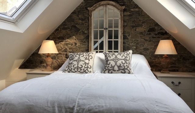 A light filled studio space, with large bathroom and balcony bedroom in Peebles