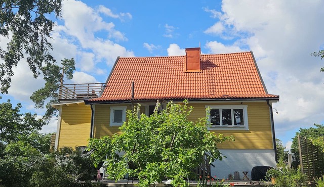 A lush, authentic setting surrounded by nature, yet close to both the city and the archipelago!