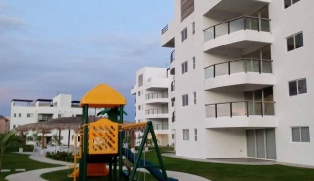 Acapulco Diamante a un costado de LA ISLA