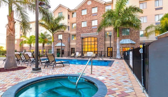 Accessible 2BR Suite w/Daily Breakfast & Pool