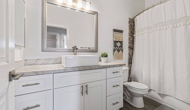 Acre In Town Retreat, 2 mins From Horseshoe Park!