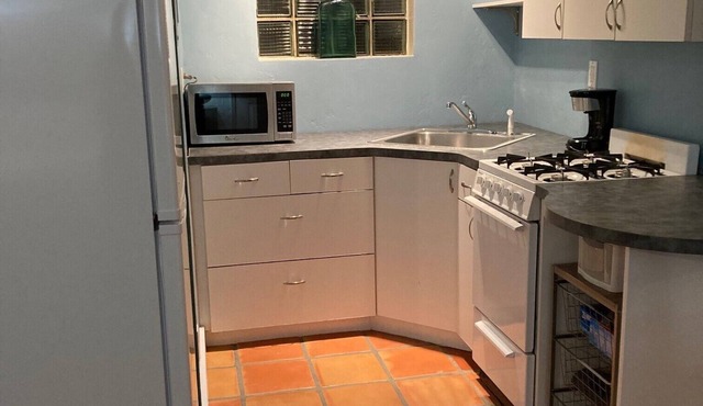 Adorable Guest House close to dwtwn w/private yard
