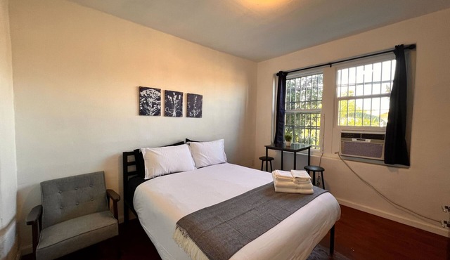 Adorable studio with AC in sunny Los Angeles