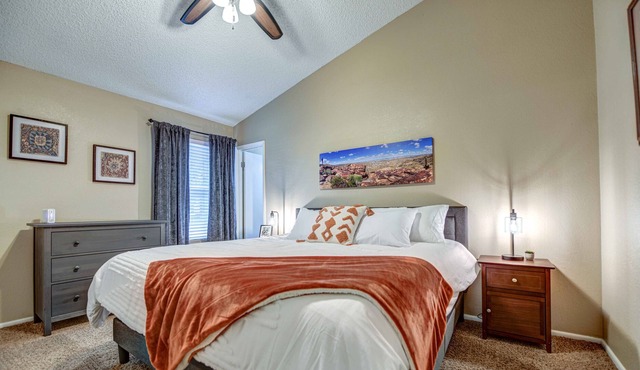 Adorable Townhouse- Cozy and Comfortable!