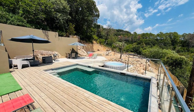 Air-conditioned 75m2 duplex with spa and panoramic views!