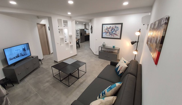 Air-conditioned villa apartment with ocean view and parking, rated 4 stars