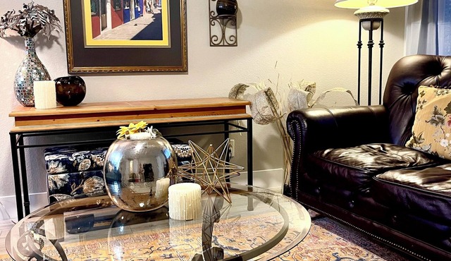 Airport,ASU,Cubs,WMGopen,fast fiber Wi-Fi, 2desks, balcony, king bed