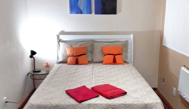 Airy studio apartment in Copacabana, 4 blocks from the beach. in Rio de Janeiro