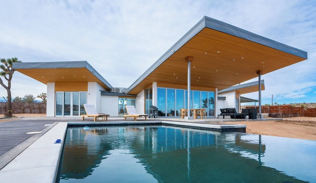 Alto Yucca- Joshua Tree Modern Glass house with private pool