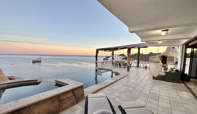 Amazing ocean view, infinity pool, and walking distance to the beach