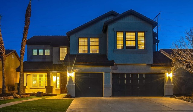 Amazing 5 Bed/4 Bath Residence with Pool/Spa