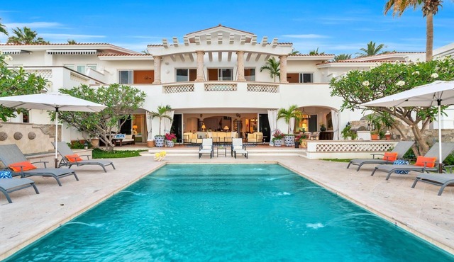 Amazing 5-bedroom Beachfront Property in Villas del Mar