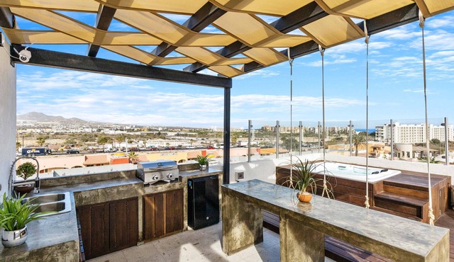 Amazing dept with private rooftop w/jacuzzi. 5 minutes from beach