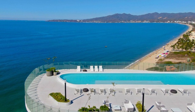 Amazing Jewel Beach front Condo with great views