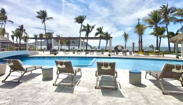 Amazing OCEAN VIEW, BEACHFRONT Access, Stunning POOL - This is the place!