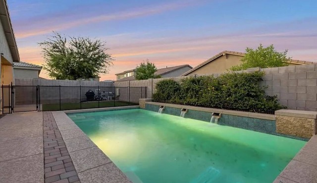 Amazing Surprise Retreat W/Pool, Hot Tub, Ping Pong Table and much more!