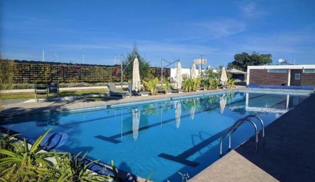 Amplia Casa Moderna c/Piscina y Lindos Jardines