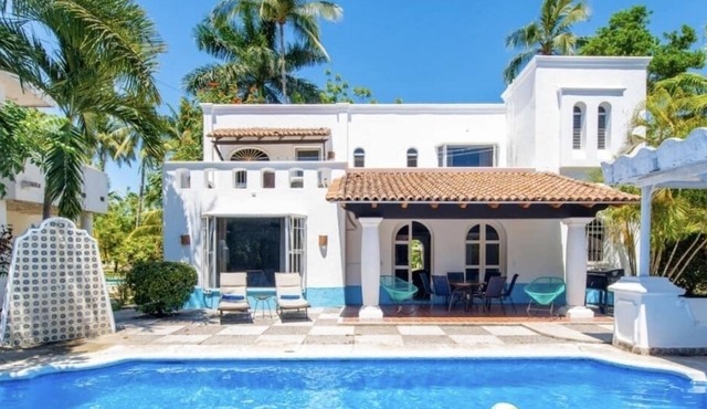 Amplia Villa Estilo Mediterráneo en Club Privado en Manzanillo, Colima.