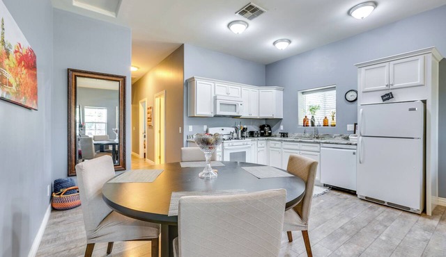 Apartment 2 Mi to Chase Field & PHX Arena!