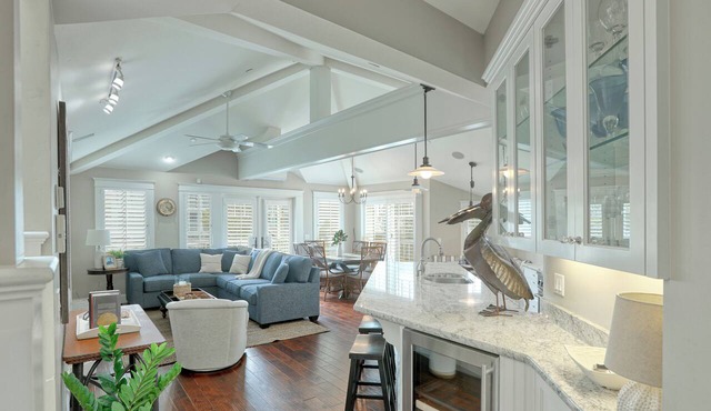 Avila Good Life - A luxury 2 Bdrm condo 3 houses from beach with ocean views