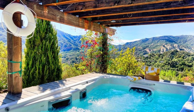 BALI INSPIRED MOUNTAIN RETREAT WITH HOT TUB & POOL
