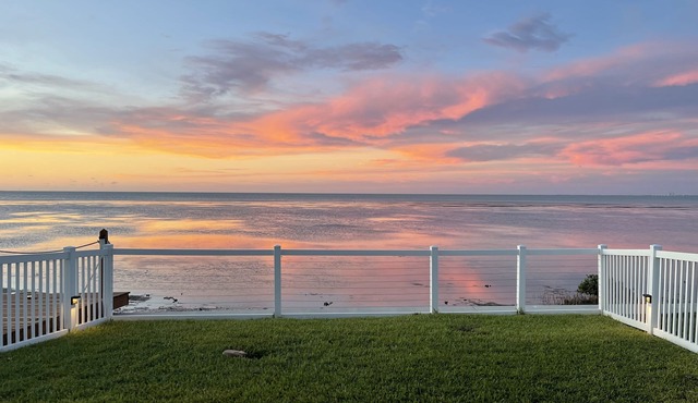 Bayfront Home ~close to beach~ Community pool~ hot tub ~ family friendly.