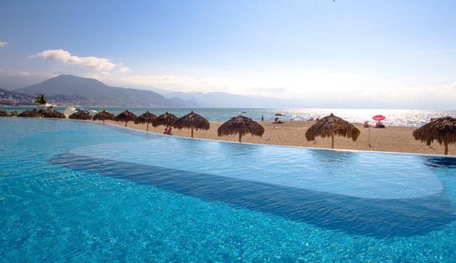 Beachfront 1BR | Pools, Gym, Restaurant & Parking