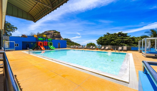 Beachfront 2 bed Condo with Seaview! (BW2)