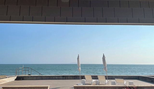Beachfront 3-bedroom house with hot tub in Faria Beach