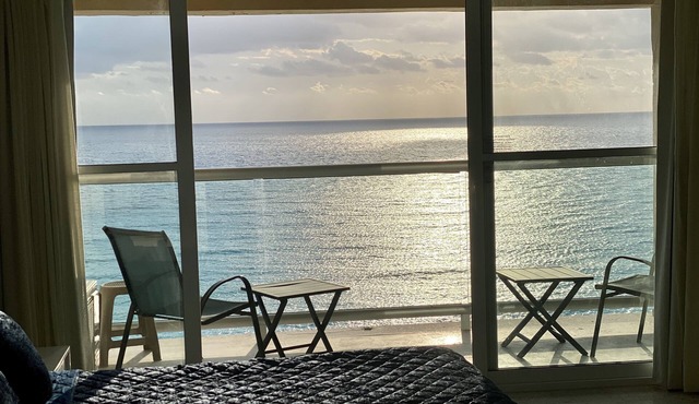 Beachfront PENTHOUSE - Best Views + 3-Beds + 2 Balconies + Maid Service