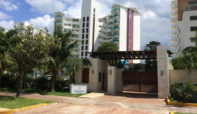 Beachfront resort in best location, walk to best clubs and restaurants