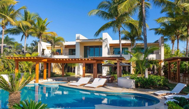 Beachfront Villa w/large pool, 5 huge BR's all with Ocean Views & 5-pers. staff