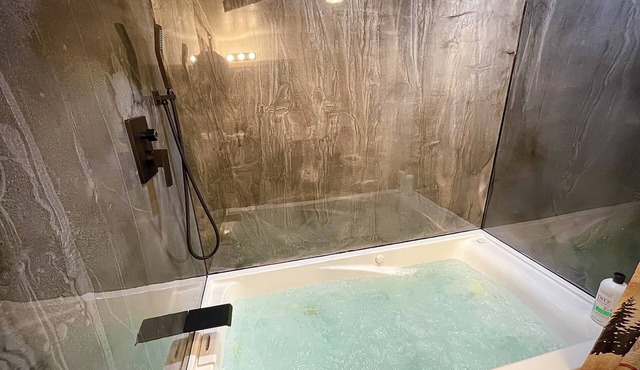 Bear Creek Resort, Cabin Suite (end unit 1 king)