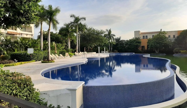 Beautiful 2-bedroom 2-bath condo with pools