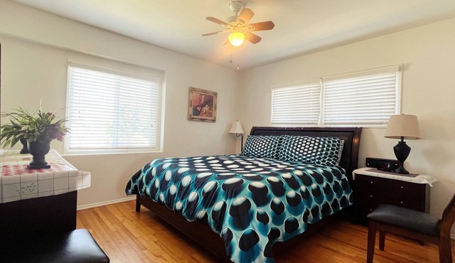Beautiful 2BR 1BA Home/Smart TVs, Bidet, Kitchenette, Free Wi-Fi & Parking