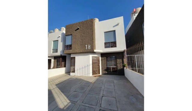 Beautiful 3-bedroom gated home - - 5 Min drive to MacroPlaza