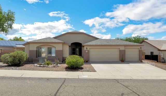 Beautiful 4-bedroom house with Pool in Tucson