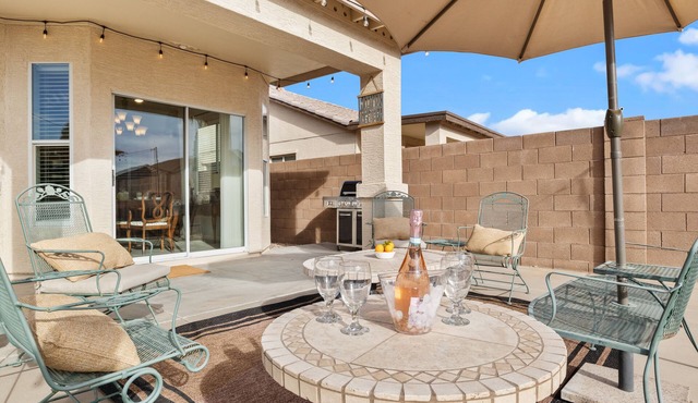 Beautiful 5-bedroom home in Surprise with big backyard close to spring training
