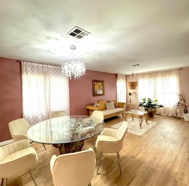Beautiful 5 BR and 3 BA home with AC and Wifi