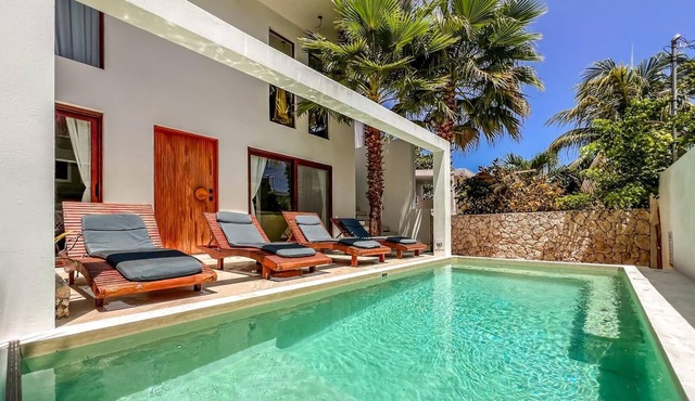 Beautiful 6BR mid-island w/private pool