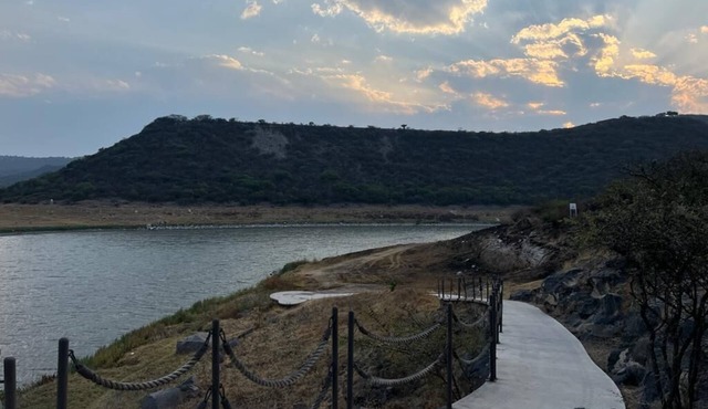 Beautiful Apartment with Amazing Lake and Sunset views