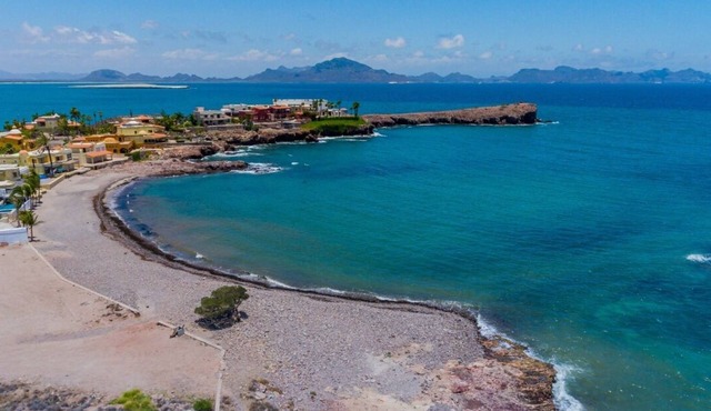 Beautiful beach home, breathtaking ocean views! Near marina, shops, restaurants